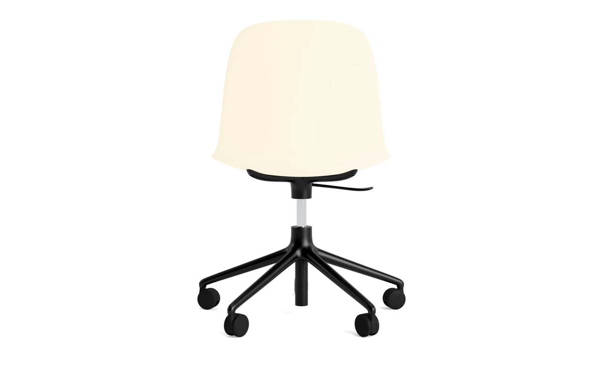 Form Drehstuhl mit Rollen Creme/schwarzes Aluminium in Creme präsentiert im Onlineshop von KAQTU Design AG. Drehstuhl ist von Normann Copenhagen