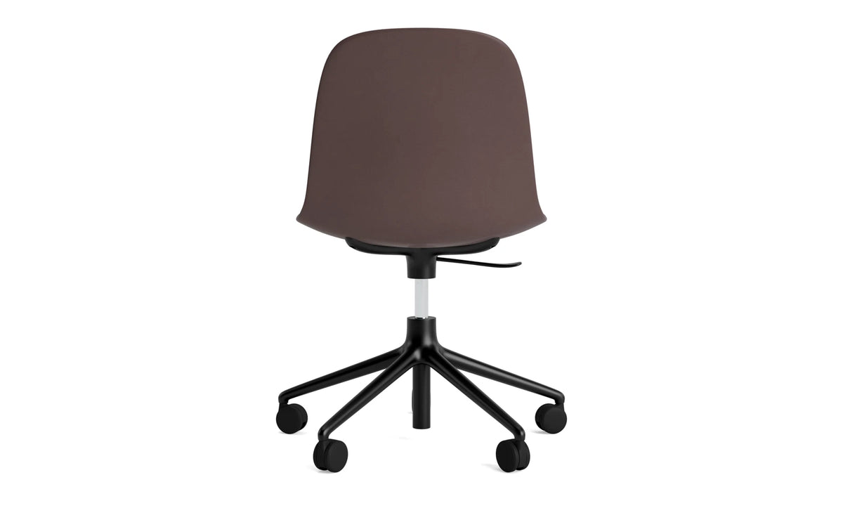 Form Drehstuhl mit Rollen Braun/schwarzes Aluminium in Braun präsentiert im Onlineshop von KAQTU Design AG. Drehstuhl ist von Normann Copenhagen