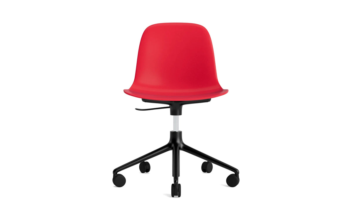 Form Drehstuhl mit Rollen Leuchtendes Rot/schwarzes Aluminium in Leuchtendes Rot präsentiert im Onlineshop von KAQTU Design AG. Drehstuhl ist von Normann Copenhagen