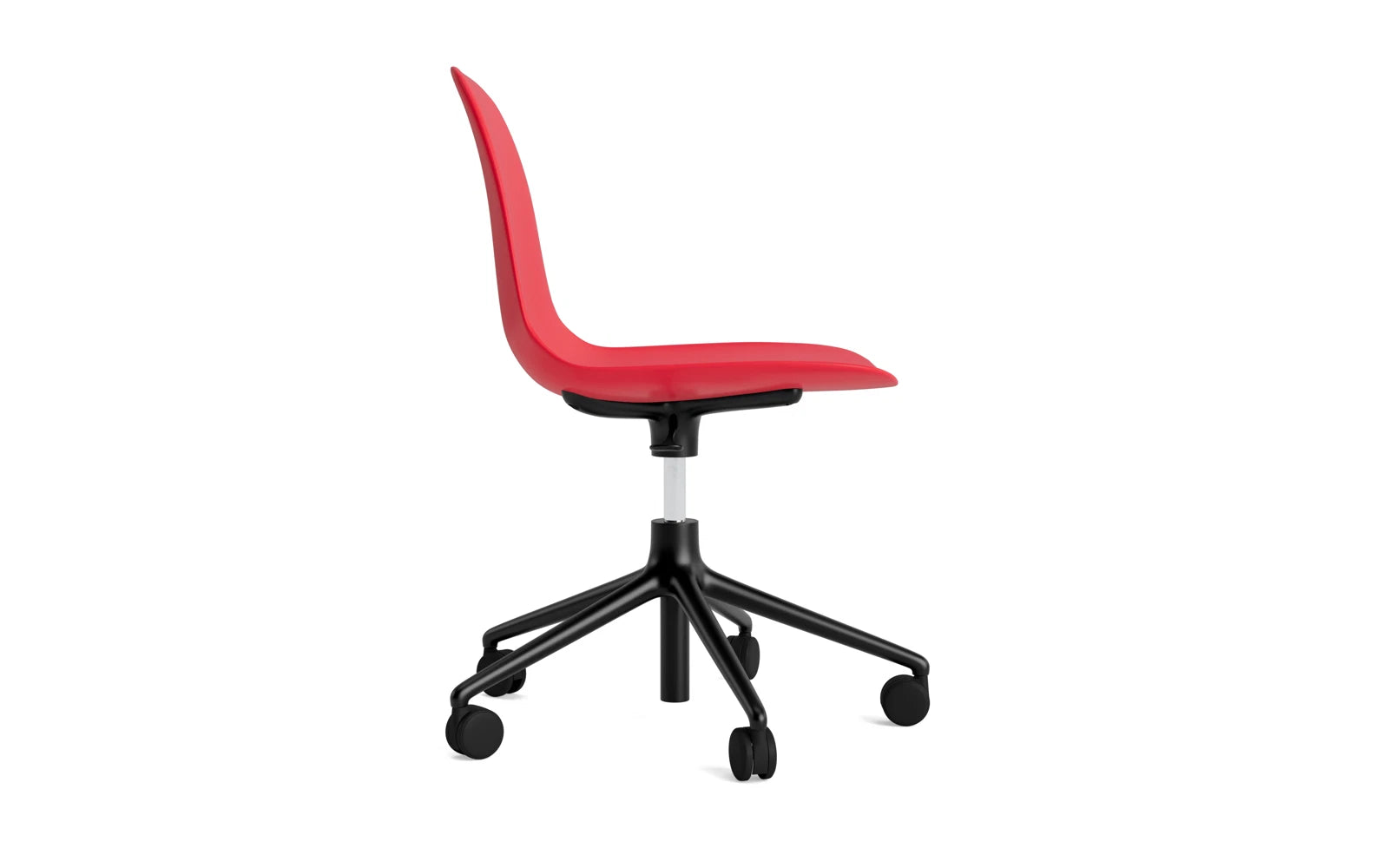 Entdecken Sie den Form Drehstuhl von Normann Copenhagen: Ein stilvoller, drehbarer Stuhl in leuchtendem Rot mit schwarzem Aluminiumgestell, perfekt für jeden Raum!