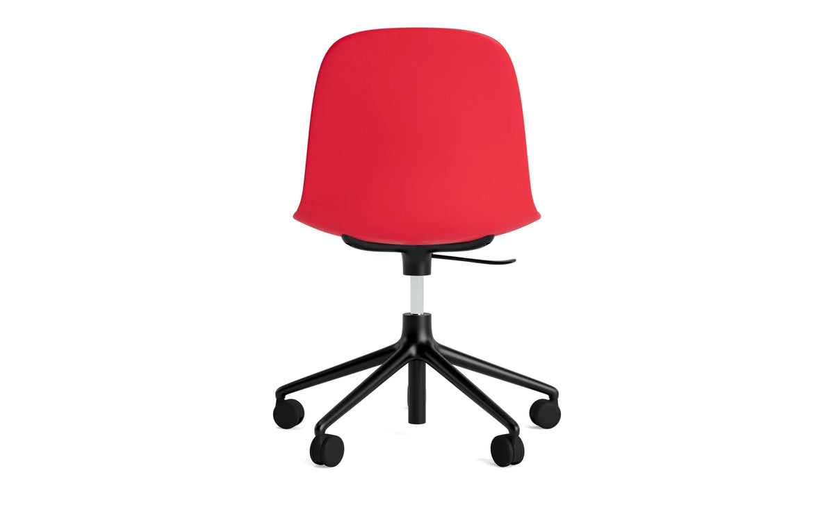 Form Drehstuhl mit Rollen Leuchtendes Rot/schwarzes Aluminium in Leuchtendes Rot präsentiert im Onlineshop von KAQTU Design AG. Drehstuhl ist von Normann Copenhagen