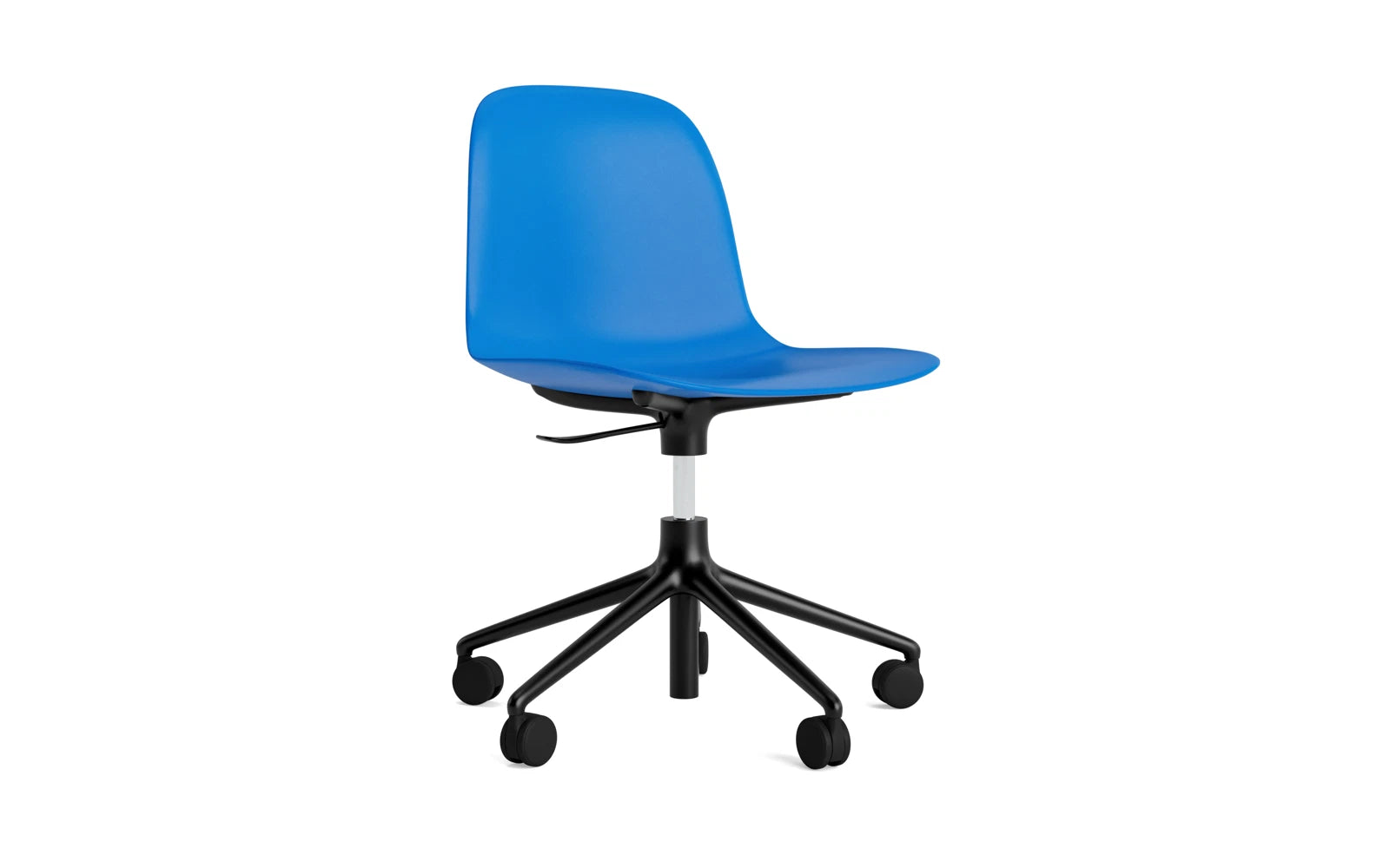 Form Drehstuhl mit Rollen Leuchtendes Blau/schwarzes Aluminium in präsentiert im Onlineshop von KAQTU Design AG. Drehstuhl ist von Normann Copenhagen