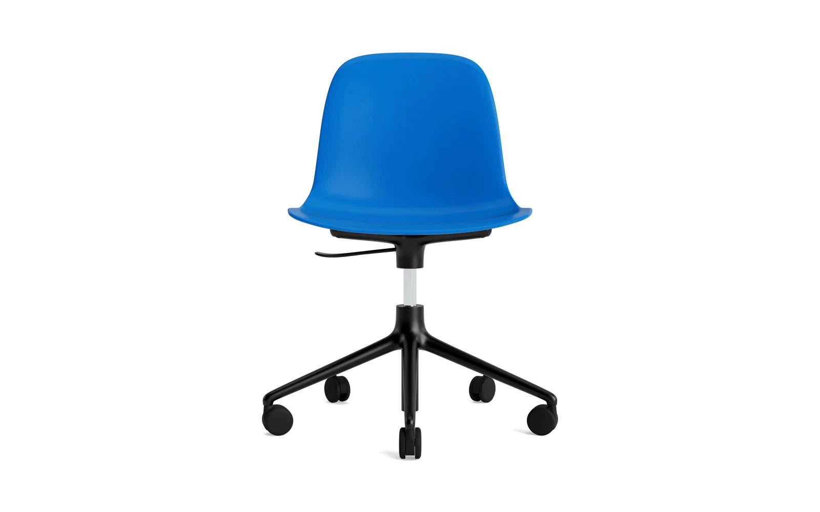 Erleben Sie den Form Drehstuhl von Normann Copenhagen: Stilvolles, funktionales Design in strahlendem Blau und robustem Aluminium für jeden Raum.