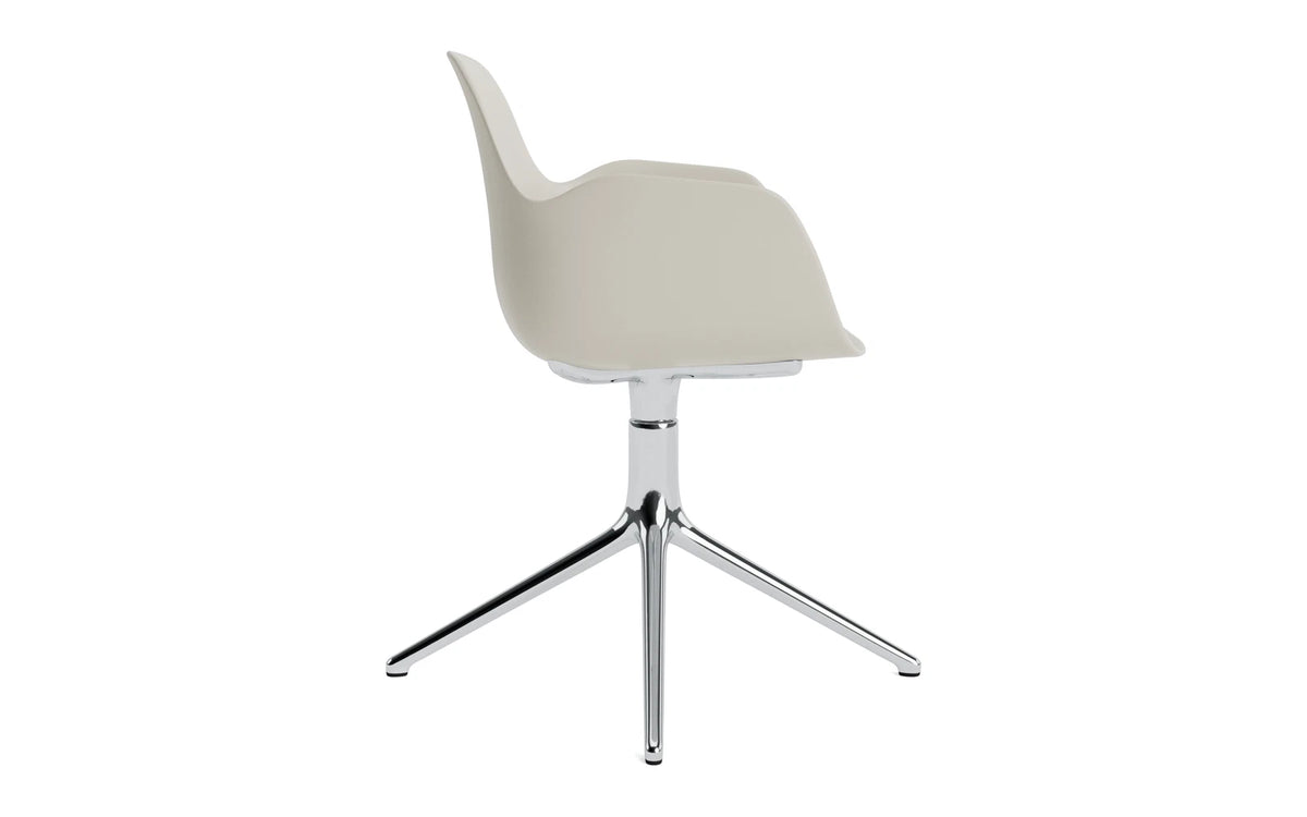 Form Drehstuhl Hellgrau / Aluminium in Hellgrau / Aluminium präsentiert im Onlineshop von KAQTU Design AG. Bürostuhl ist von Normann Copenhagen