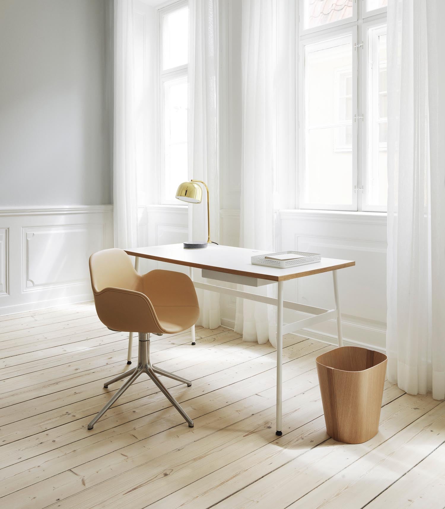 Genießen Sie den eleganten Form Drehsessel in Hellgrau mit Aluminiumgestell von Normann Copenhagen – ideal für modernes Wohnen und Arbeiten.