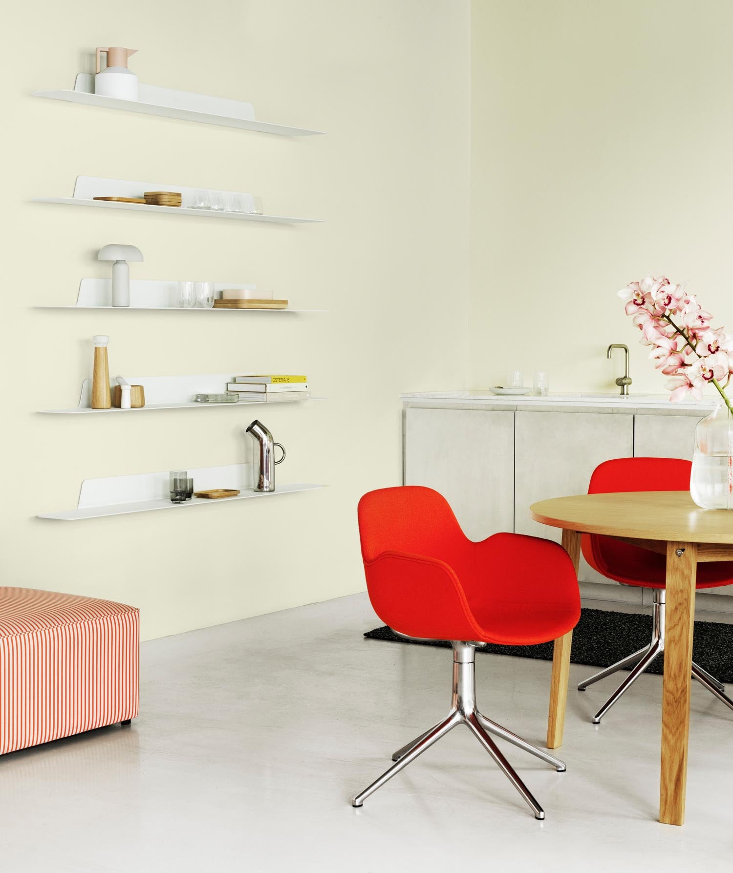 Erleben Sie den Form Drehsessel in Creme mit Aluminiumgestell von Normann Copenhagen – ein modernes Designhighlight für jeden Raum.