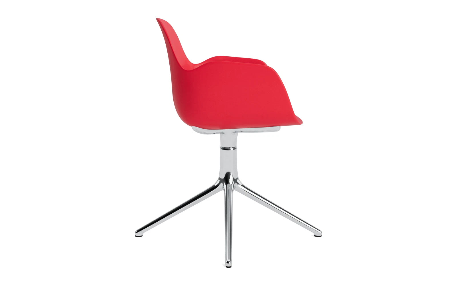 Entdecken Sie den Form Drehsessel in leuchtendem Rot und Aluminium – ein stilvolles, modernes Möbelstück von Normann Copenhagen, das Komfort und Eleganz vereint.