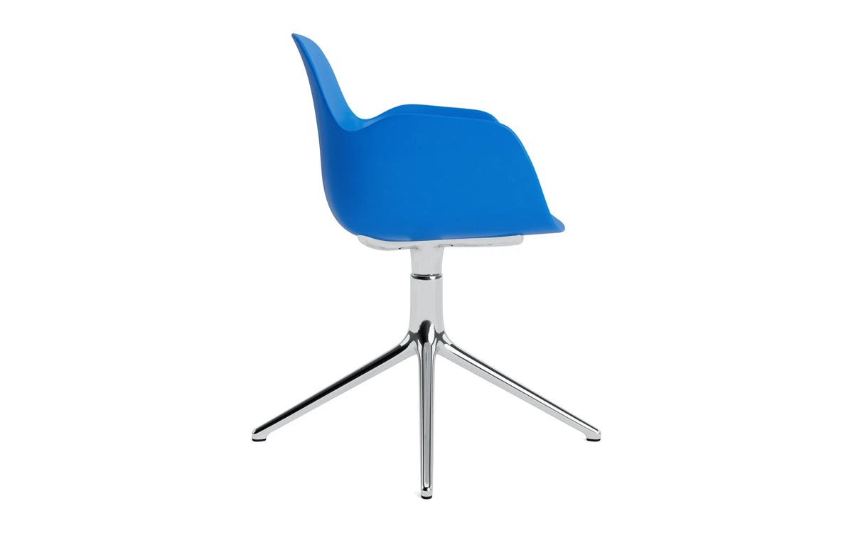 Form Drehstuhl Leuchtendes Blau /Aluminium in Leuchtendes Blau präsentiert im Onlineshop von KAQTU Design AG. Bürostuhl ist von Normann Copenhagen