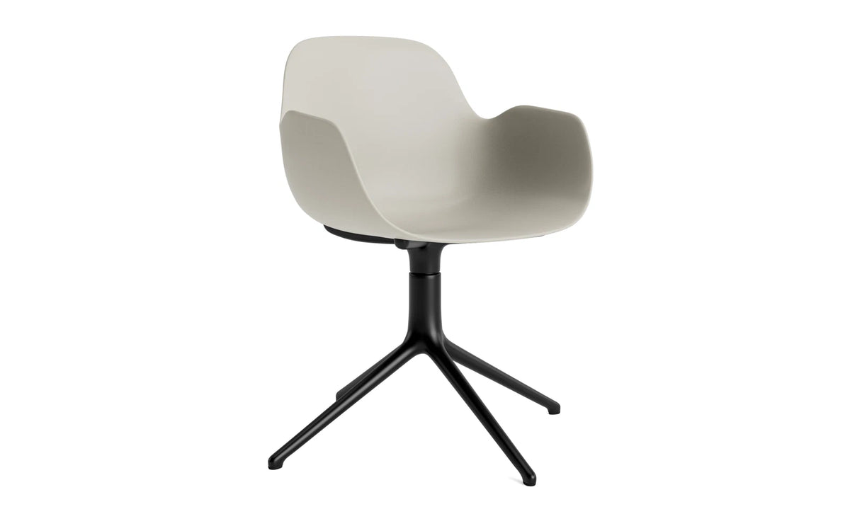 Form Drehstuhl Hellgrau/schwarzes Aluminium in Hellgrau präsentiert im Onlineshop von KAQTU Design AG. Bürostuhl ist von Normann Copenhagen