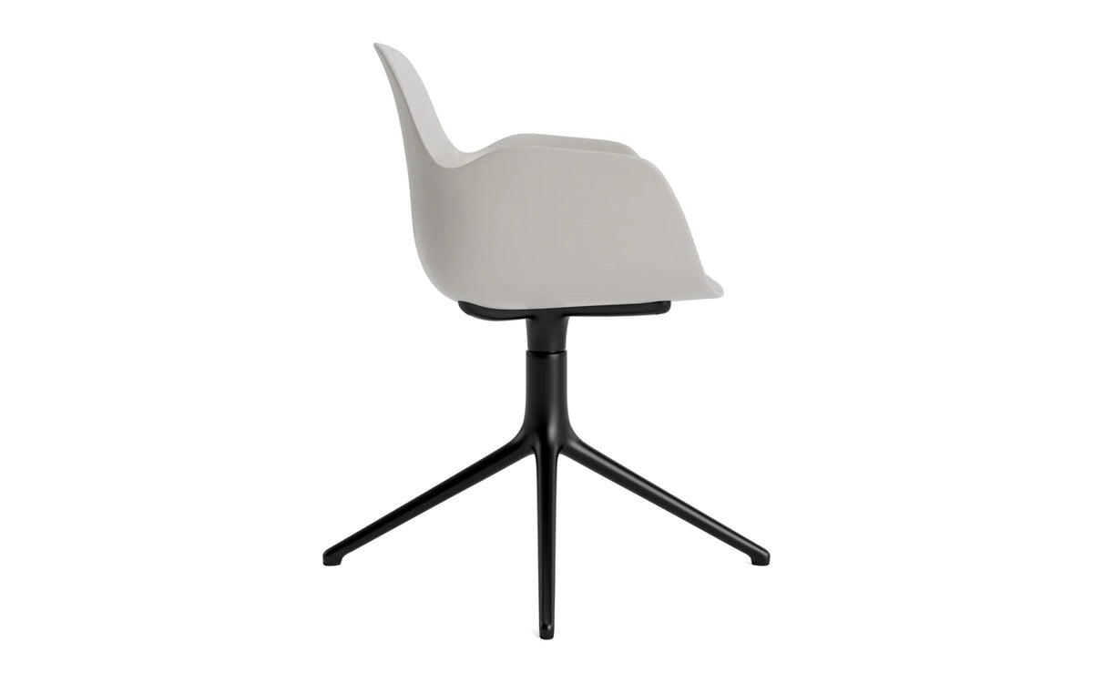 Form Drehstuhl Warmes grau/schwarzes Aluminium in Warmes Grau präsentiert im Onlineshop von KAQTU Design AG. Bürostuhl ist von Normann Copenhagen