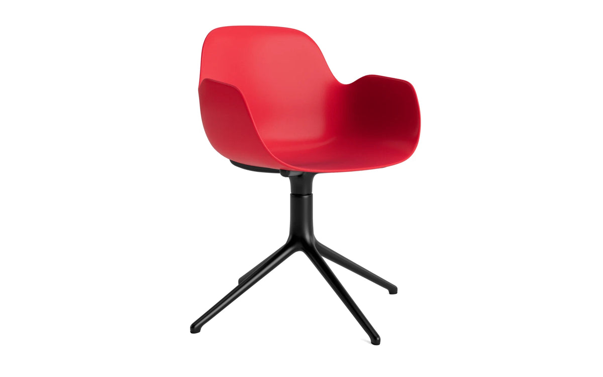Form Drehstuhl Leuchtendes Rot/schwarzes Aluminium in Leuchtendes Rot präsentiert im Onlineshop von KAQTU Design AG. Bürostuhl ist von Normann Copenhagen