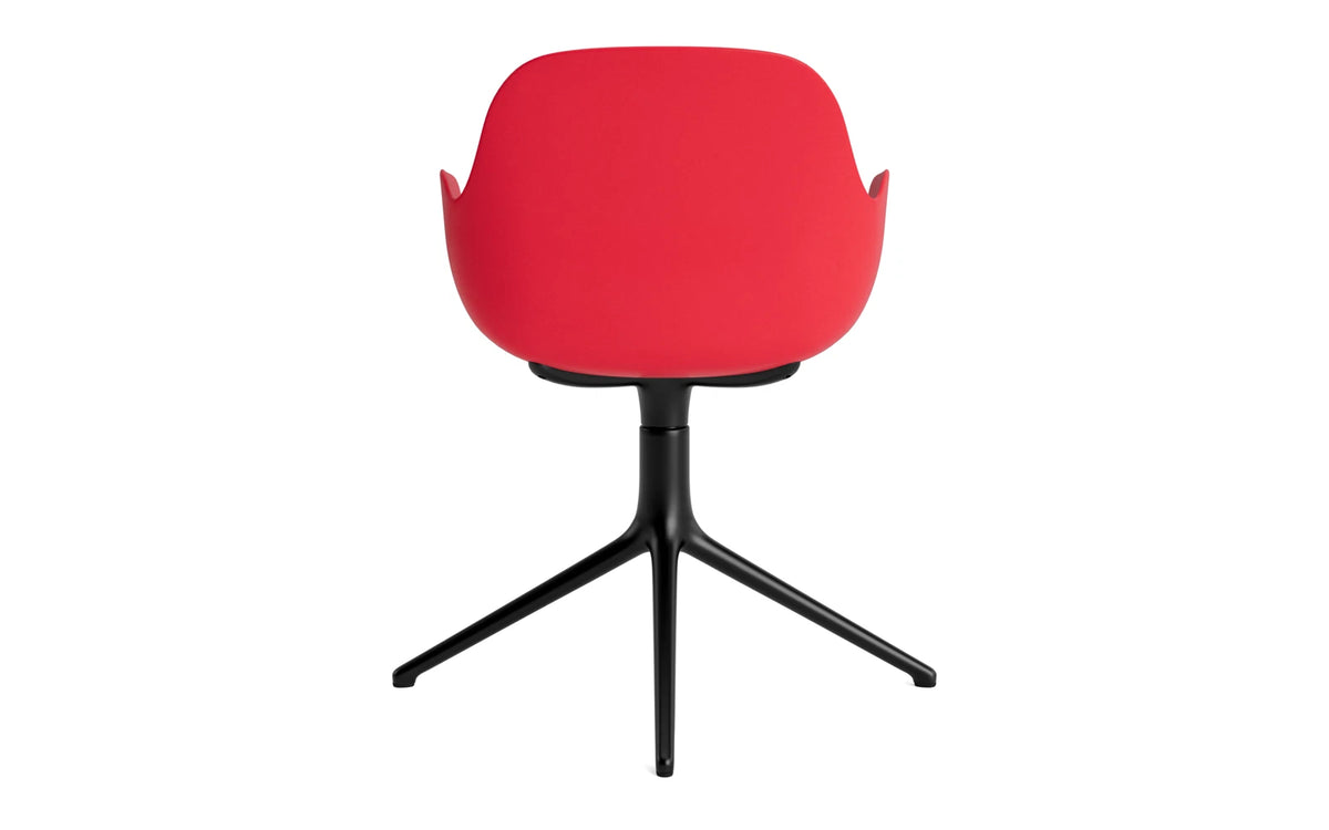 Form Drehstuhl Leuchtendes Rot/schwarzes Aluminium in Leuchtendes Rot präsentiert im Onlineshop von KAQTU Design AG. Bürostuhl ist von Normann Copenhagen