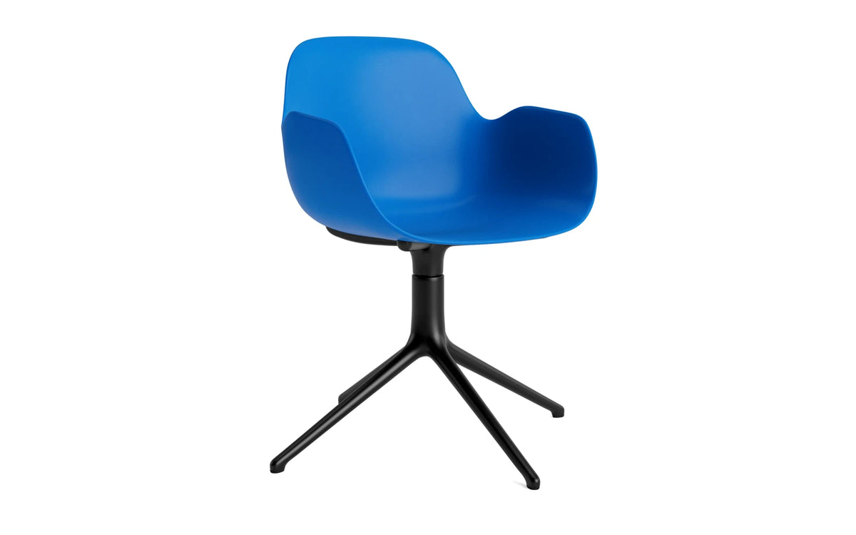 Form Drehstuhl Leuchtendes Blau/schwarzes Aluminium in Leuchtendes Blau präsentiert im Onlineshop von KAQTU Design AG. Bürostuhl ist von Normann Copenhagen