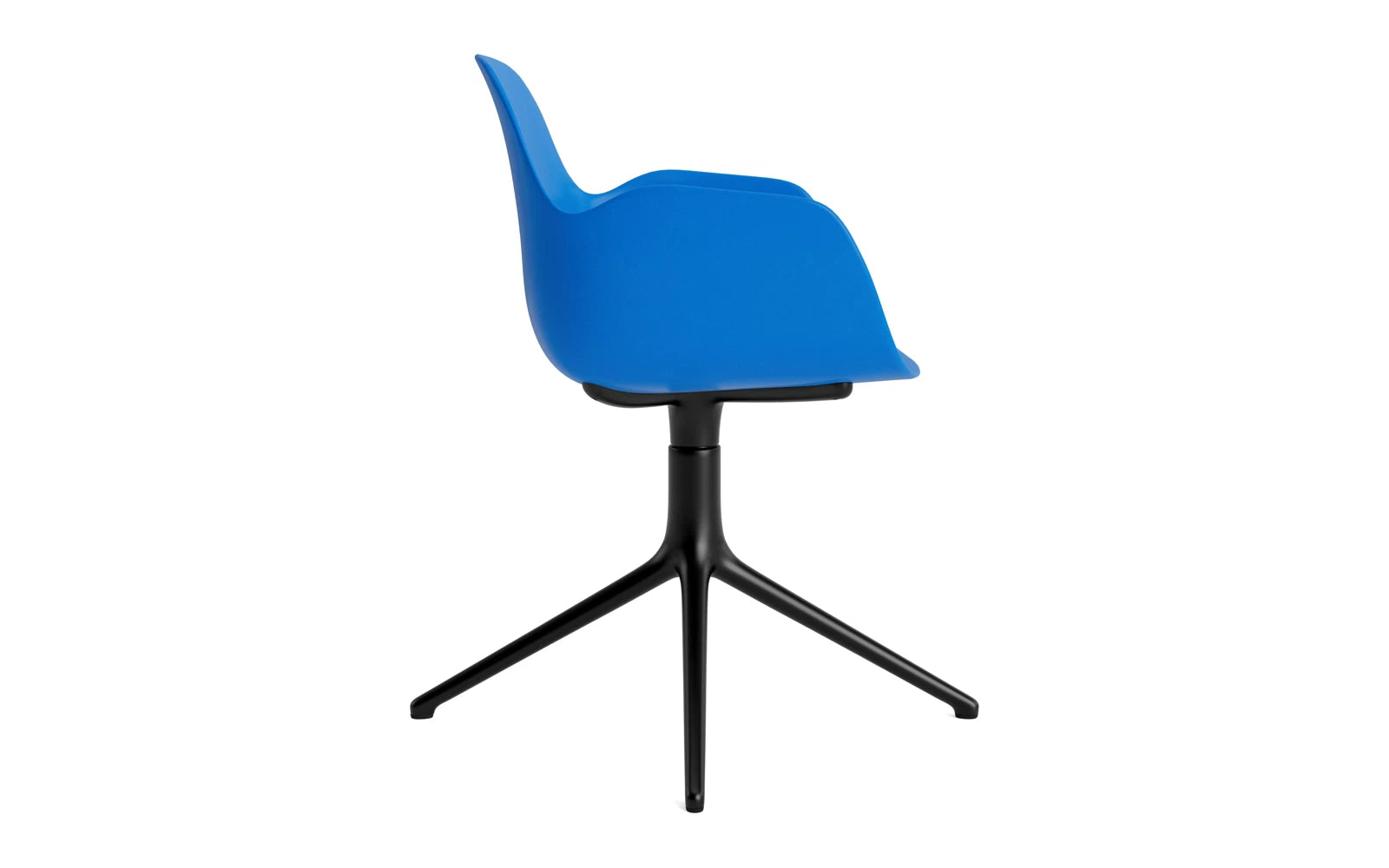 Erleben Sie den Form Drehsessel in strahlendem Blau und elegantem schwarzem Aluminium – ein modernes Möbelstück, das Stil und Komfort vereint.