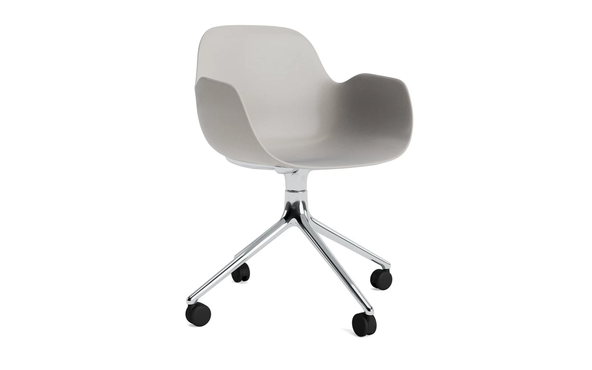 Form Drehstuhl 4W Aluminium/Warmes grau in Warmes grau präsentiert im Onlineshop von KAQTU Design AG. Bürostuhl ist von Normann Copenhagen