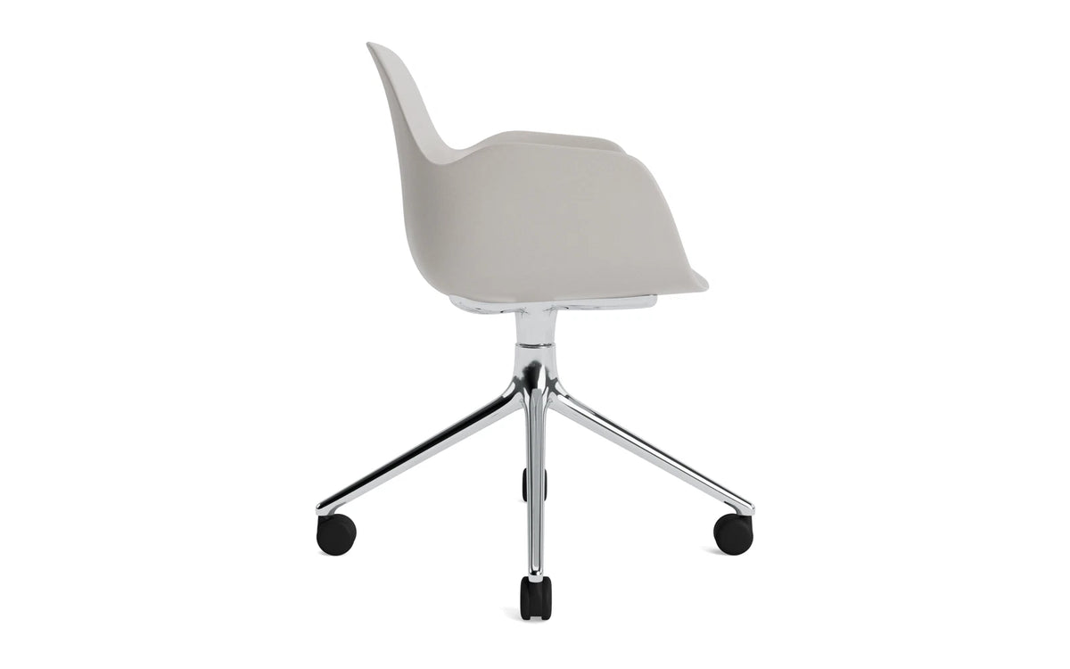 Form Drehstuhl 4W Aluminium/Warmes grau in Warmes grau präsentiert im Onlineshop von KAQTU Design AG. Bürostuhl ist von Normann Copenhagen