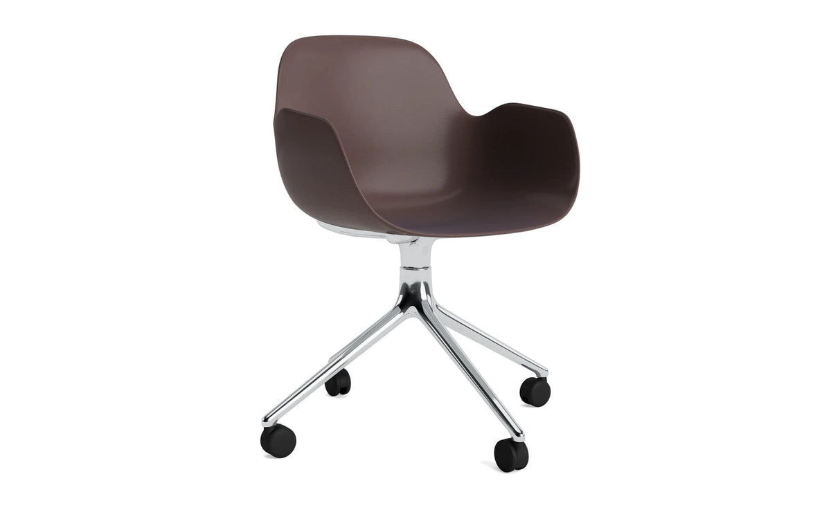 Form Drehstuhl 4W Aluminium/Braun in Braun präsentiert im Onlineshop von KAQTU Design AG. Bürostuhl ist von Normann Copenhagen