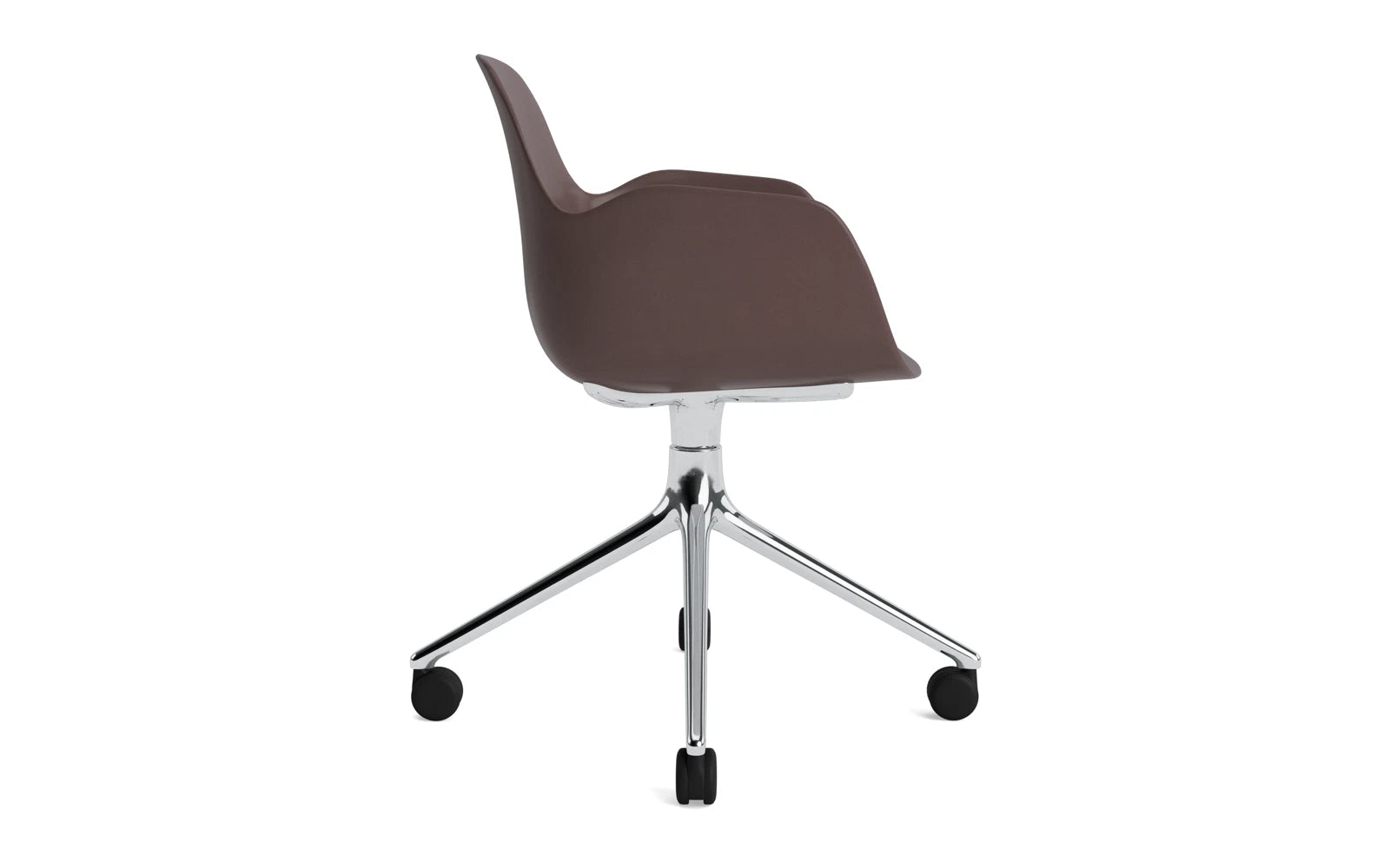 Erleben Sie den Form Drehsessel 4W Aluminium/Braun von Normann Copenhagen – ein elegantes, anpassbares Möbelstück für jeden Raum.