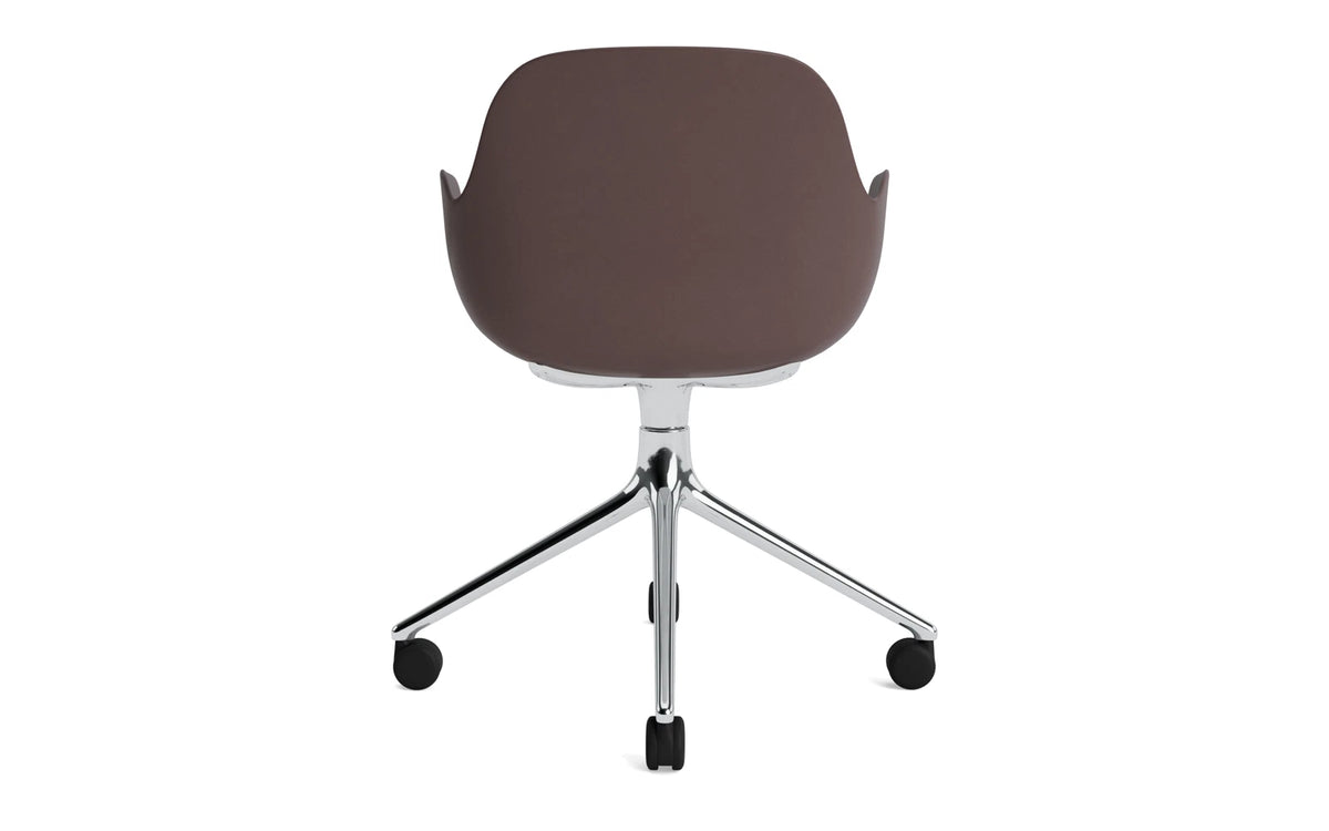 Form Drehstuhl 4W Aluminium/Braun in Braun präsentiert im Onlineshop von KAQTU Design AG. Bürostuhl ist von Normann Copenhagen