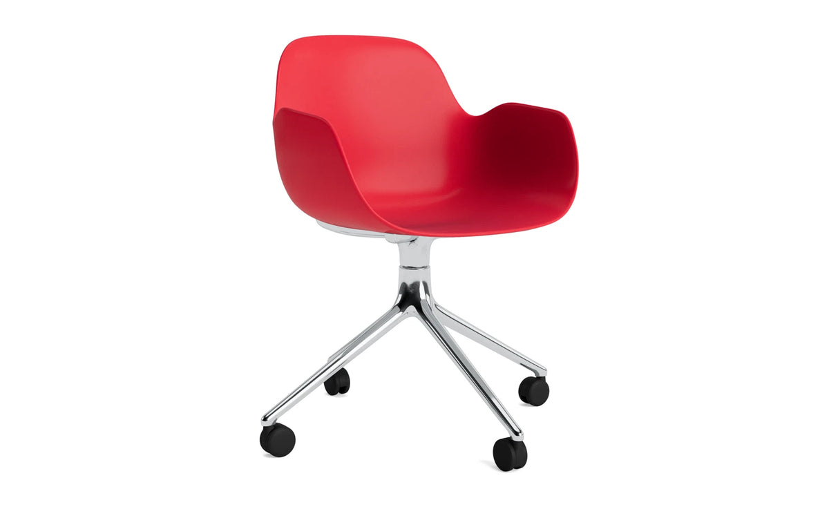 Form Drehstuhl 4W Aluminium/Leuchtendes rot in Leuchtendes rot präsentiert im Onlineshop von KAQTU Design AG. Bürostuhl ist von Normann Copenhagen