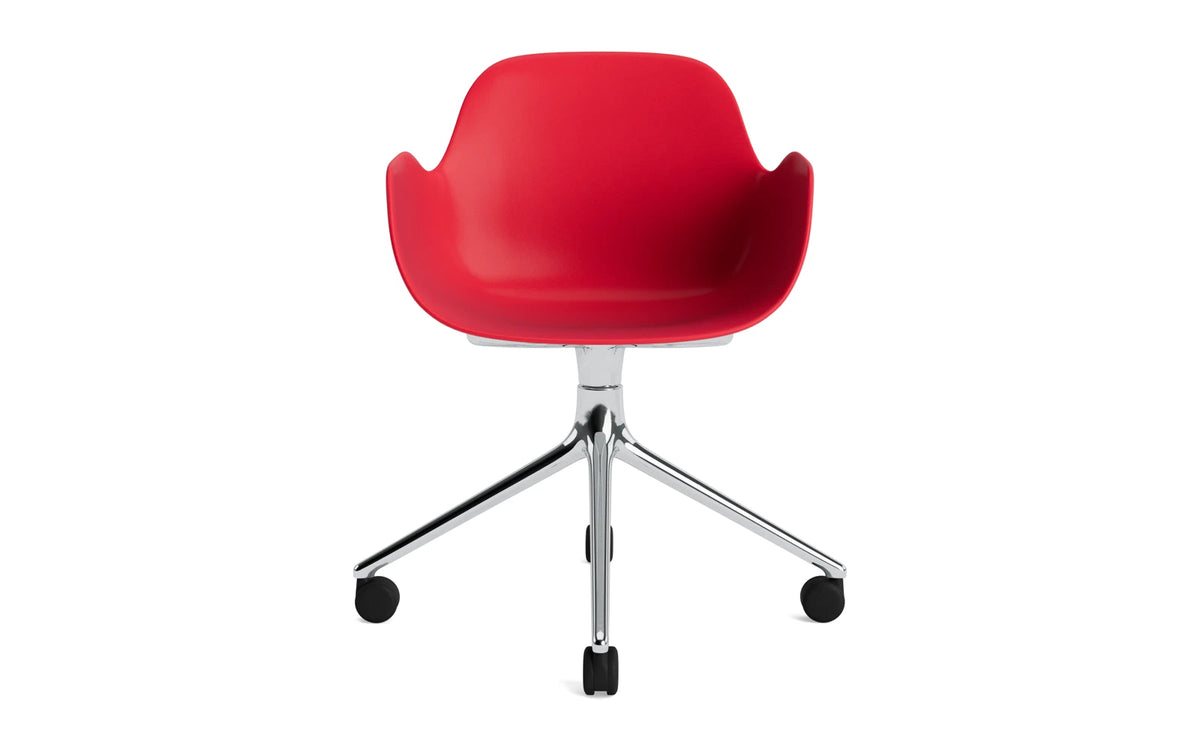 Form Drehstuhl 4W Aluminium/Leuchtendes rot in Leuchtendes rot präsentiert im Onlineshop von KAQTU Design AG. Bürostuhl ist von Normann Copenhagen