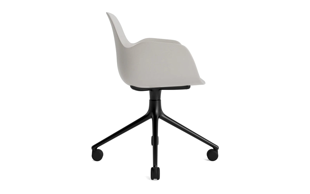 Form Drehstuhl 4W schwarzes Aluminium/Warmes grau in Warmes grau präsentiert im Onlineshop von KAQTU Design AG. Bürostuhl ist von Normann Copenhagen