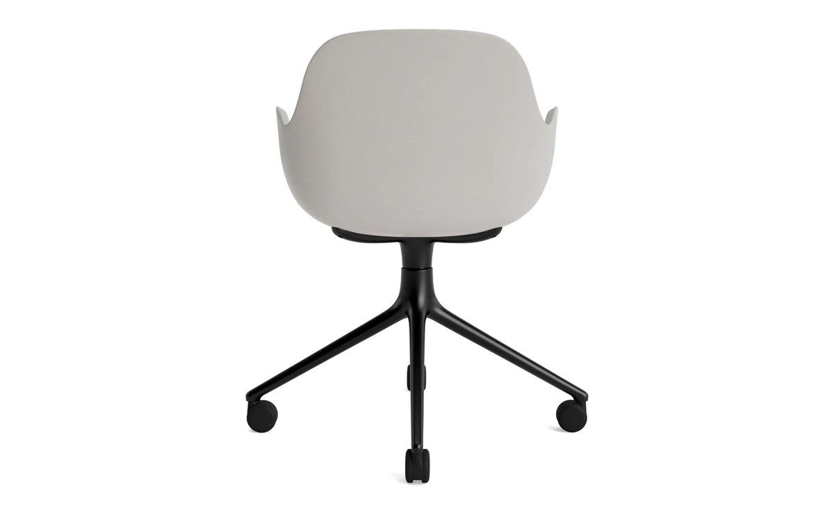 Form Drehstuhl 4W schwarzes Aluminium/Warmes grau in Warmes grau präsentiert im Onlineshop von KAQTU Design AG. Bürostuhl ist von Normann Copenhagen