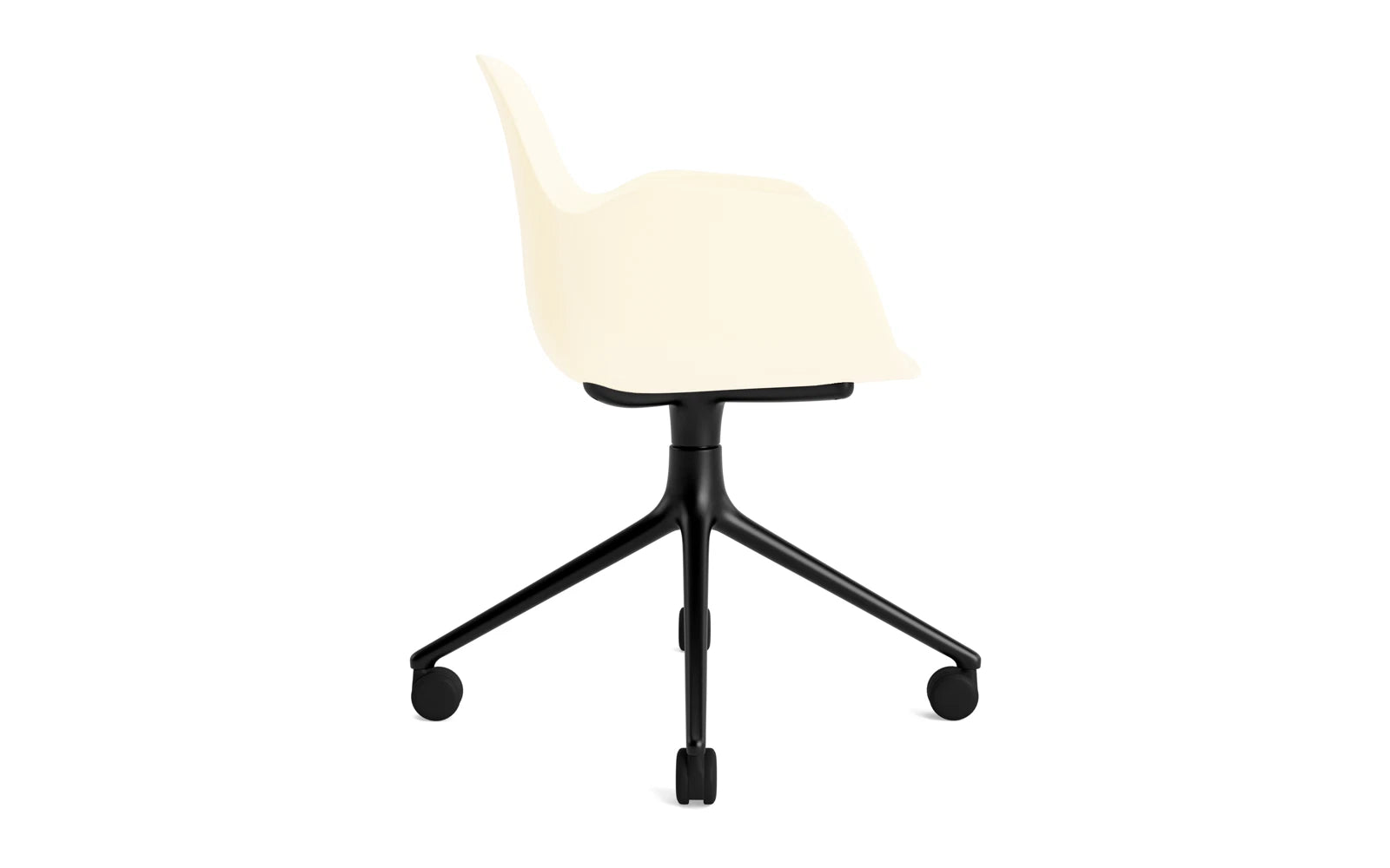 Entdecken Sie den Form Drehsessel 4W von Normann Copenhagen: elegantes Aluminium, cremefarbene Polsterung und vielseitige Kombinationsmöglichkeiten für jeden Stil.