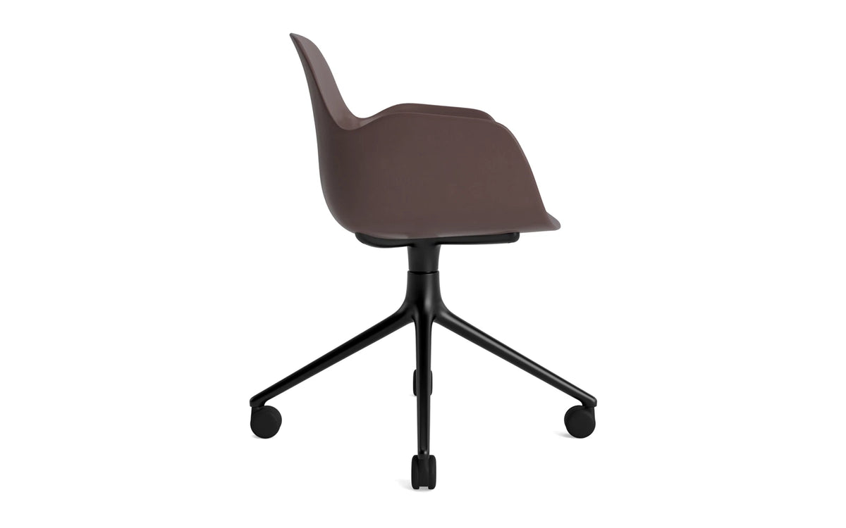 Form Drehstuhl 4W schwarzes Aluminium/Braun in Braun präsentiert im Onlineshop von KAQTU Design AG. Bürostuhl ist von Normann Copenhagen