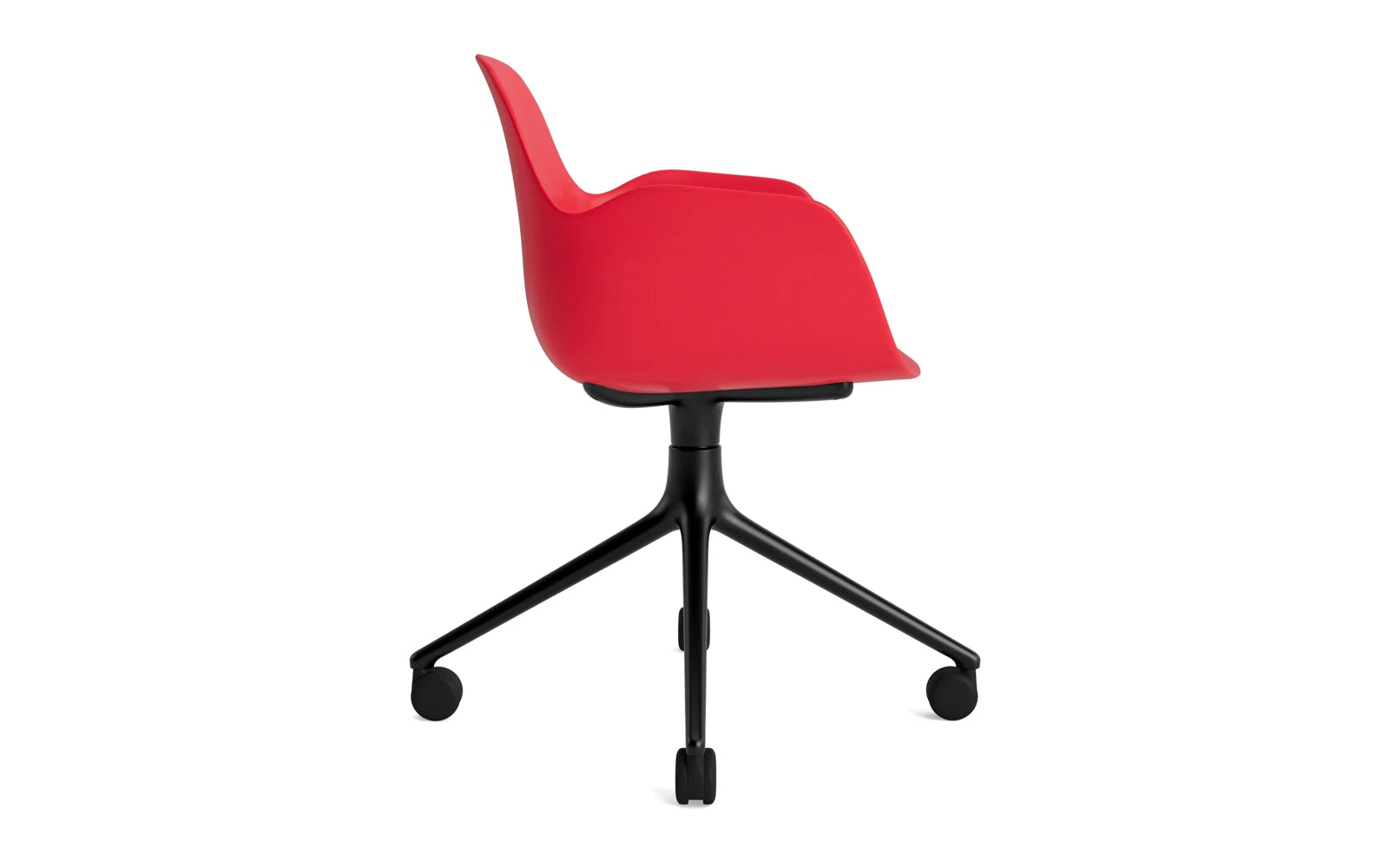 Entdecken Sie den Form Drehsessel 4W von Normann Copenhagen: Ein eleganter Drehstuhl aus schwarzem Aluminium und leuchtendem Rot, der Komfort und Stil vereint.