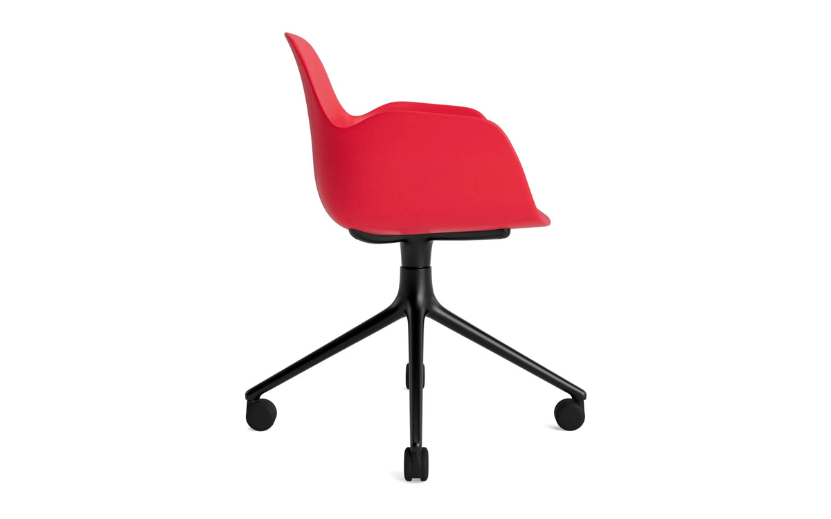 Form Drehstuhl 4W schwarzes Aluminium/Leuchtendes rot in Leuchtendes rot präsentiert im Onlineshop von KAQTU Design AG. Bürostuhl ist von Normann Copenhagen