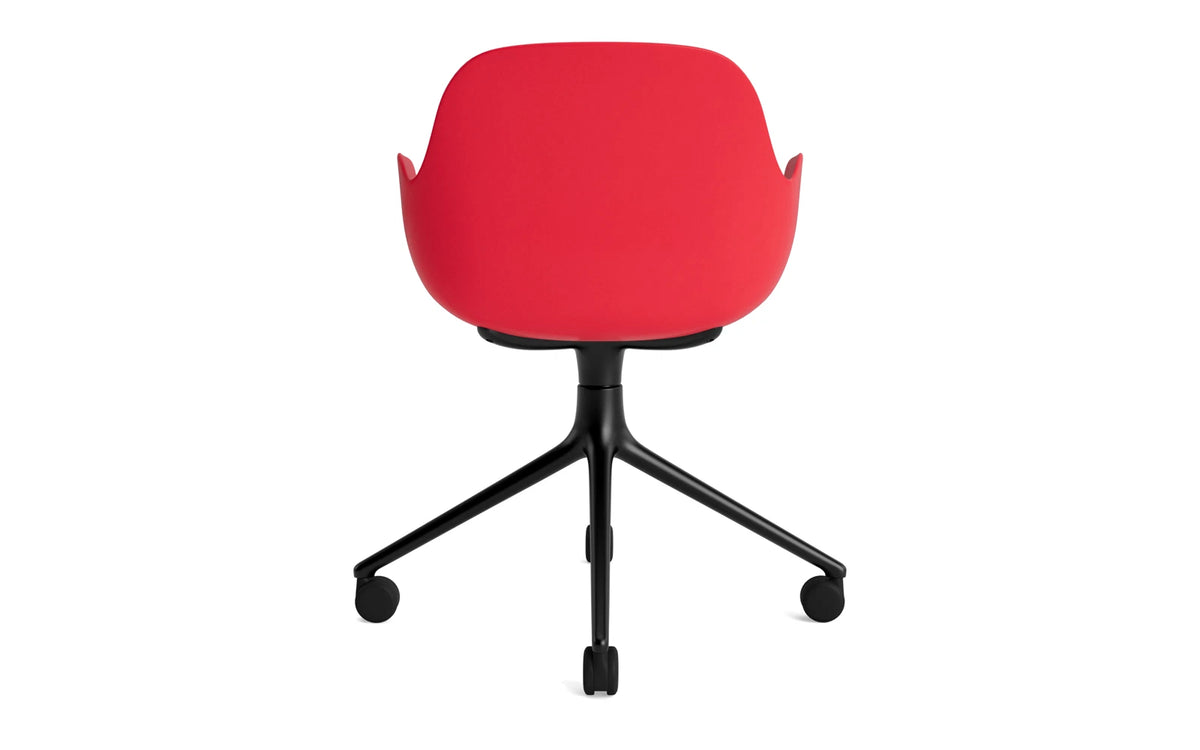 Form Drehstuhl 4W schwarzes Aluminium/Leuchtendes rot in Leuchtendes rot präsentiert im Onlineshop von KAQTU Design AG. Bürostuhl ist von Normann Copenhagen