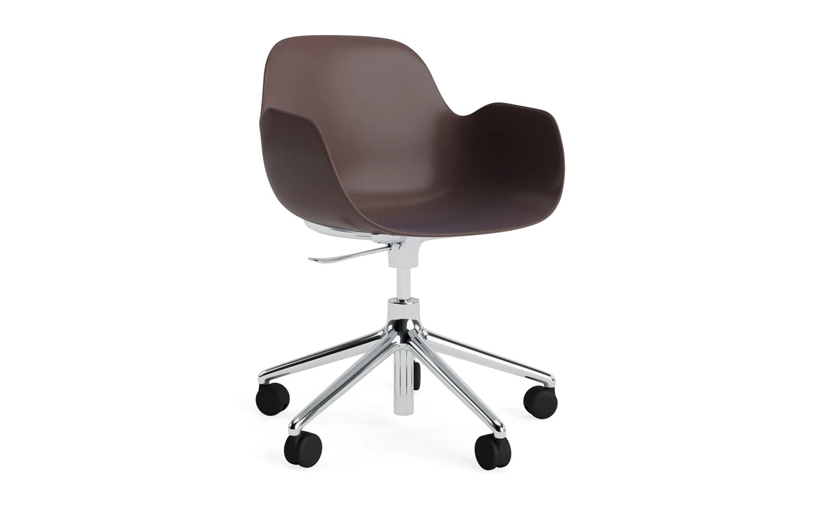 Form Drehstuhl mit Rollen Braun/Aluminium in Braun präsentiert im Onlineshop von KAQTU Design AG. Bürostuhl ist von Normann Copenhagen