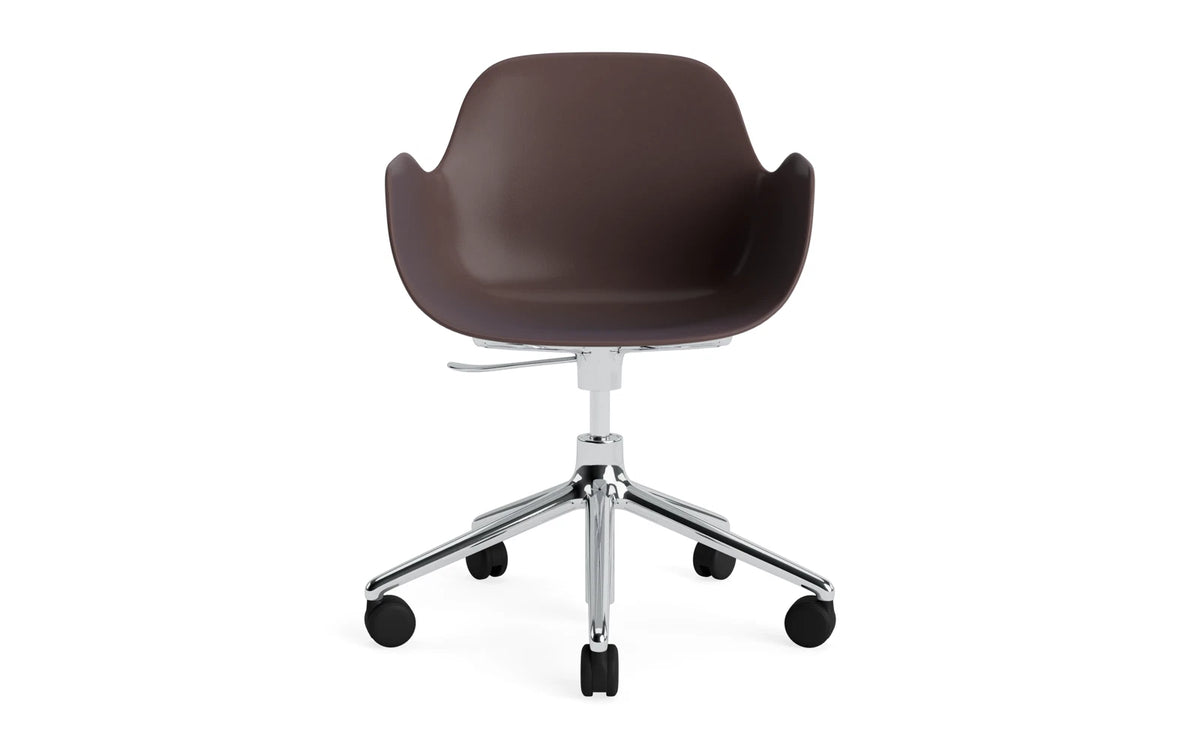 Form Drehstuhl mit Rollen Braun/Aluminium in Braun präsentiert im Onlineshop von KAQTU Design AG. Bürostuhl ist von Normann Copenhagen