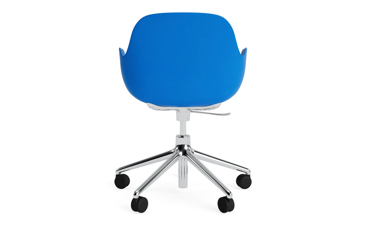 Form Drehstuhl mit Rollen Leuchtendes blau/Aluminium in Leuchtendes blau präsentiert im Onlineshop von KAQTU Design AG. Bürostuhl ist von Normann Copenhagen