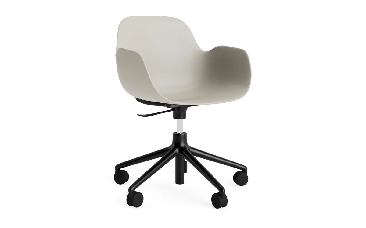 Form Drehstuhl mit Rollen Hellgrau/schwarzes Aluminium in Hellgrau präsentiert im Onlineshop von KAQTU Design AG. Bürostuhl ist von Normann Copenhagen