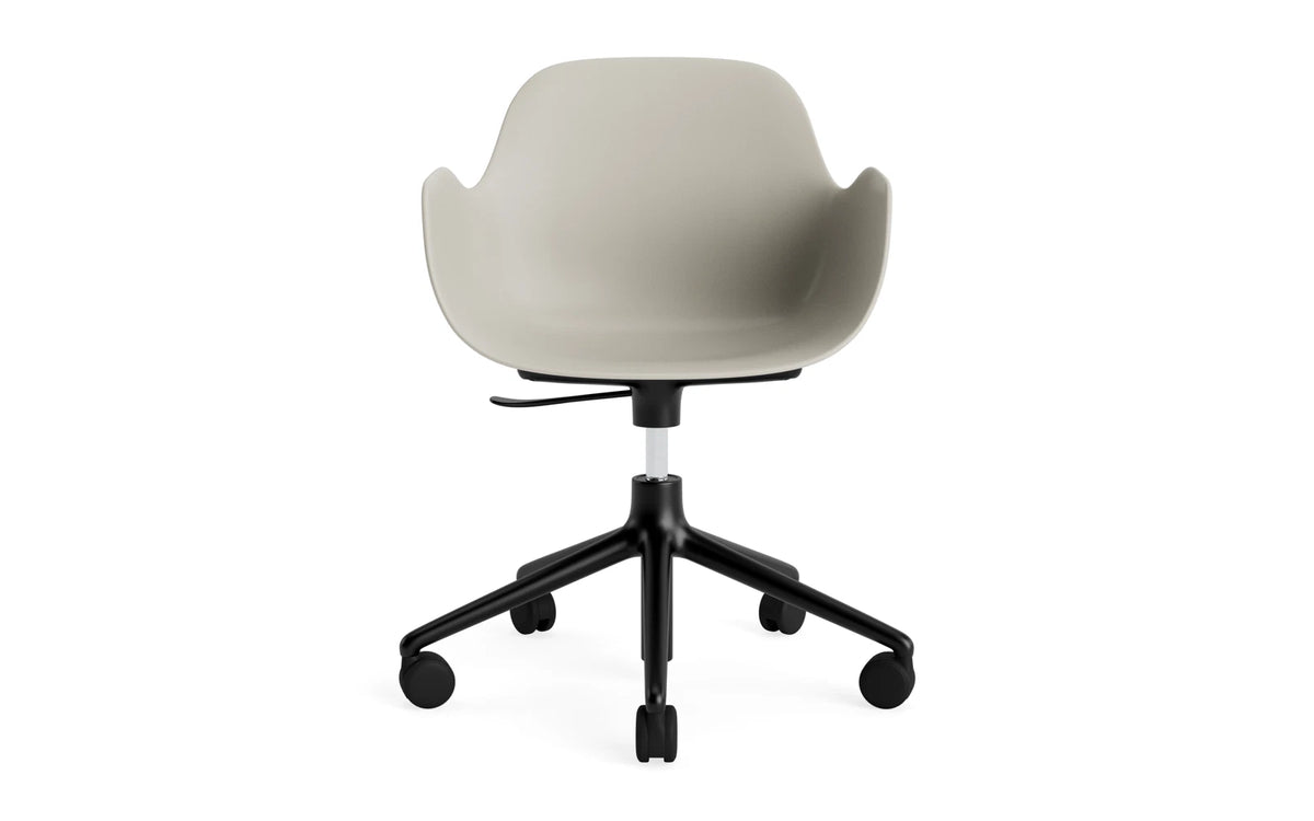 Form Drehstuhl mit Rollen Hellgrau/schwarzes Aluminium in Hellgrau präsentiert im Onlineshop von KAQTU Design AG. Bürostuhl ist von Normann Copenhagen