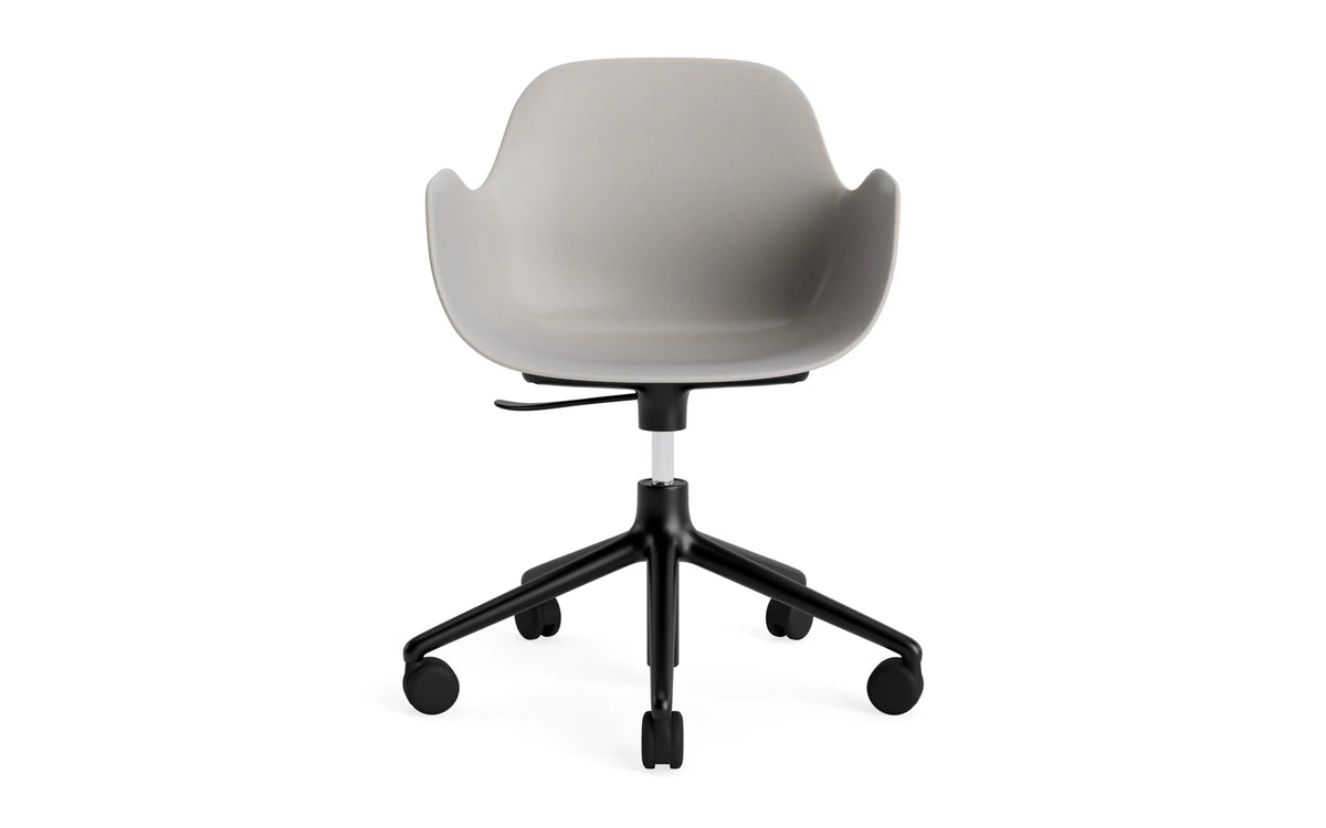 Form Drehstuhl mit Rollen Warmes grau/schwarzes Aluminium in Warmes grau präsentiert im Onlineshop von KAQTU Design AG. Bürostuhl ist von Normann Copenhagen