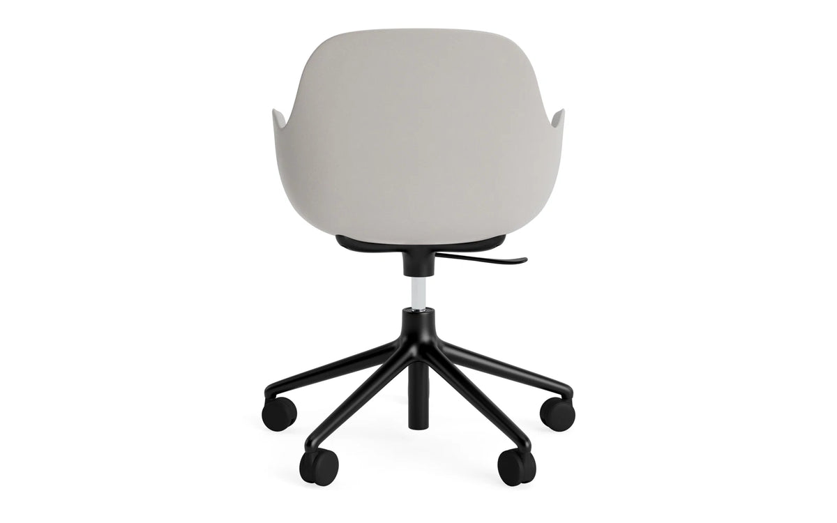 Form Drehstuhl mit Rollen Warmes grau/schwarzes Aluminium in Warmes grau präsentiert im Onlineshop von KAQTU Design AG. Bürostuhl ist von Normann Copenhagen
