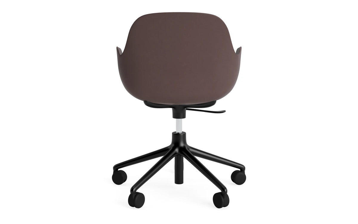 Form Drehstuhl mit Rollen braun/schwarzes Aluminium in braun präsentiert im Onlineshop von KAQTU Design AG. Bürostuhl ist von Normann Copenhagen