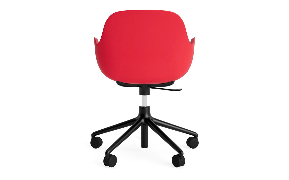 Form Drehstuhl mit Rollen Leuchtendes rot/schwarzes Aluminium in Leuchtendes rot präsentiert im Onlineshop von KAQTU Design AG. Bürostuhl ist von Normann Copenhagen