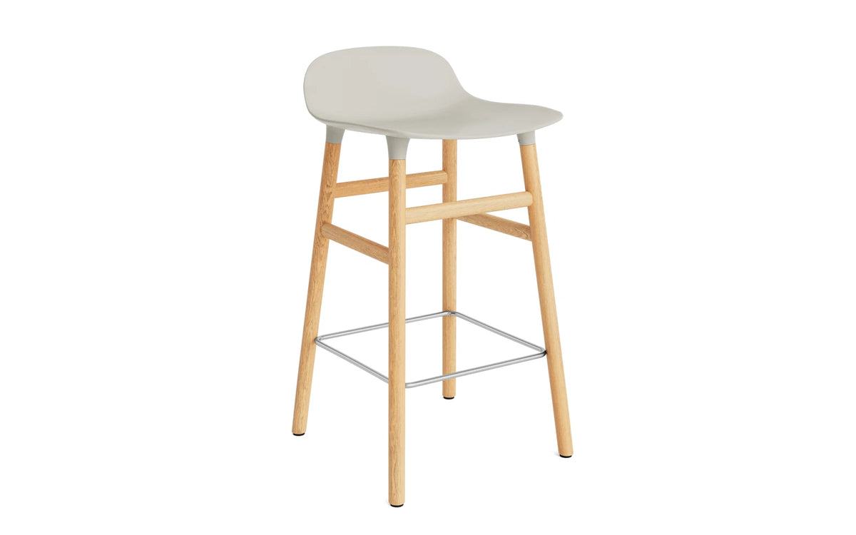 Form Barstuhl 65 cm hellgrau/Eiche in Hellgrau präsentiert im Onlineshop von KAQTU Design AG. Barstuhl ist von Normann Copenhagen
