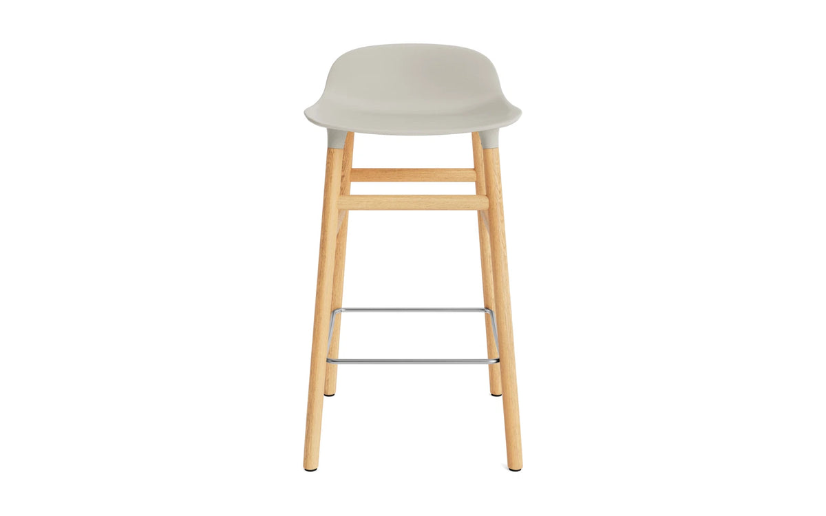 Form Barstuhl 65 cm hellgrau/Eiche in Hellgrau präsentiert im Onlineshop von KAQTU Design AG. Barstuhl ist von Normann Copenhagen
