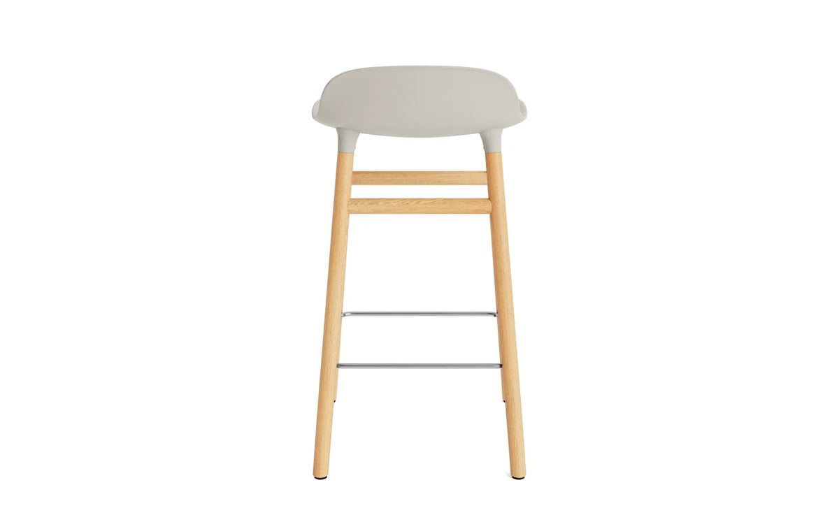 Form Barstuhl 65 cm hellgrau/Eiche in Hellgrau präsentiert im Onlineshop von KAQTU Design AG. Barstuhl ist von Normann Copenhagen