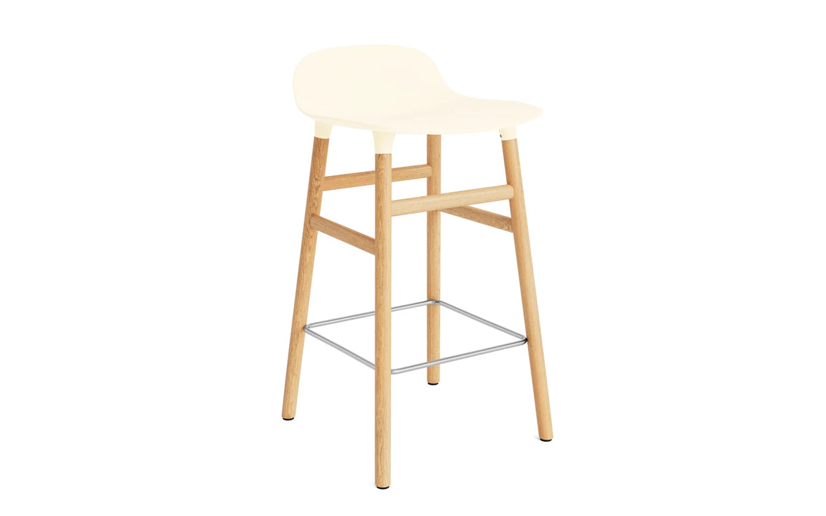 Form Barstuhl 65 cm creme/Eiche in Creme präsentiert im Onlineshop von KAQTU Design AG. Barstuhl ist von Normann Copenhagen