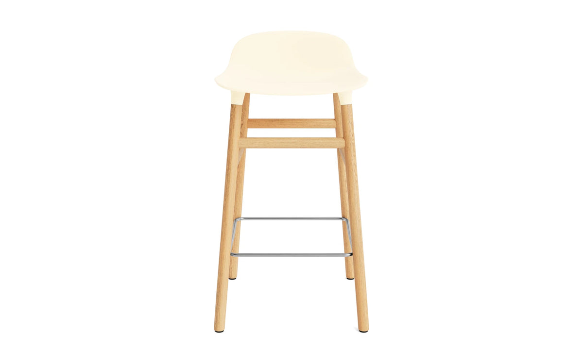 Form Barstuhl 65 cm creme/Eiche in Creme präsentiert im Onlineshop von KAQTU Design AG. Barstuhl ist von Normann Copenhagen