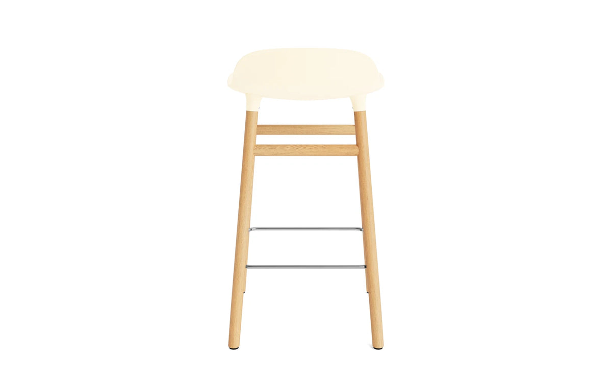 Form Barstuhl 65 cm creme/Eiche in Creme präsentiert im Onlineshop von KAQTU Design AG. Barstuhl ist von Normann Copenhagen
