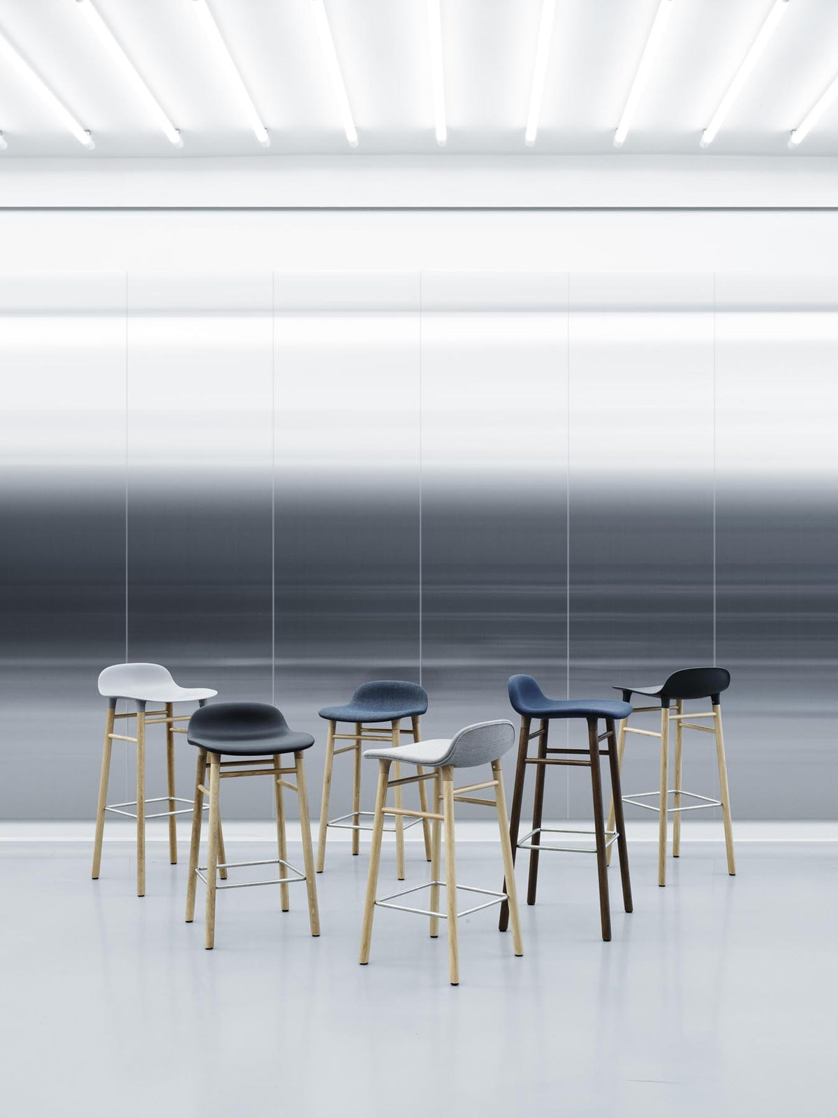 Form Barstuhl 65 cm creme/Eiche in Creme präsentiert im Onlineshop von KAQTU Design AG. Barstuhl ist von Normann Copenhagen