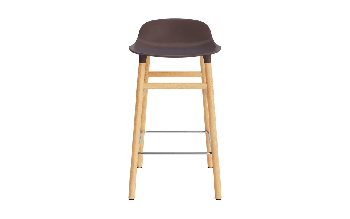 Form Barstuhl 65 cm braun/Eiche in Braun präsentiert im Onlineshop von KAQTU Design AG. Barstuhl ist von Normann Copenhagen