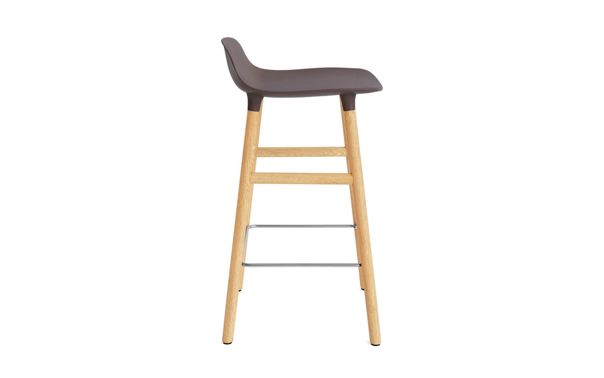 Form Barstuhl 65 cm braun/Eiche in Braun präsentiert im Onlineshop von KAQTU Design AG. Barstuhl ist von Normann Copenhagen